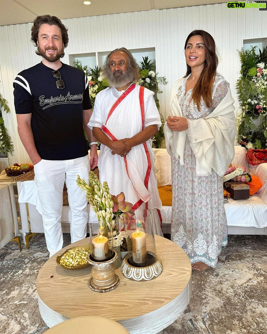 Shama Sikander Instagram - It was so lovely meeting Gurudev @srisriravishankar ji what a humble, gentle, down to earth soul 🙏🏻😇 . . #gratitude #guruji #spiritualguru