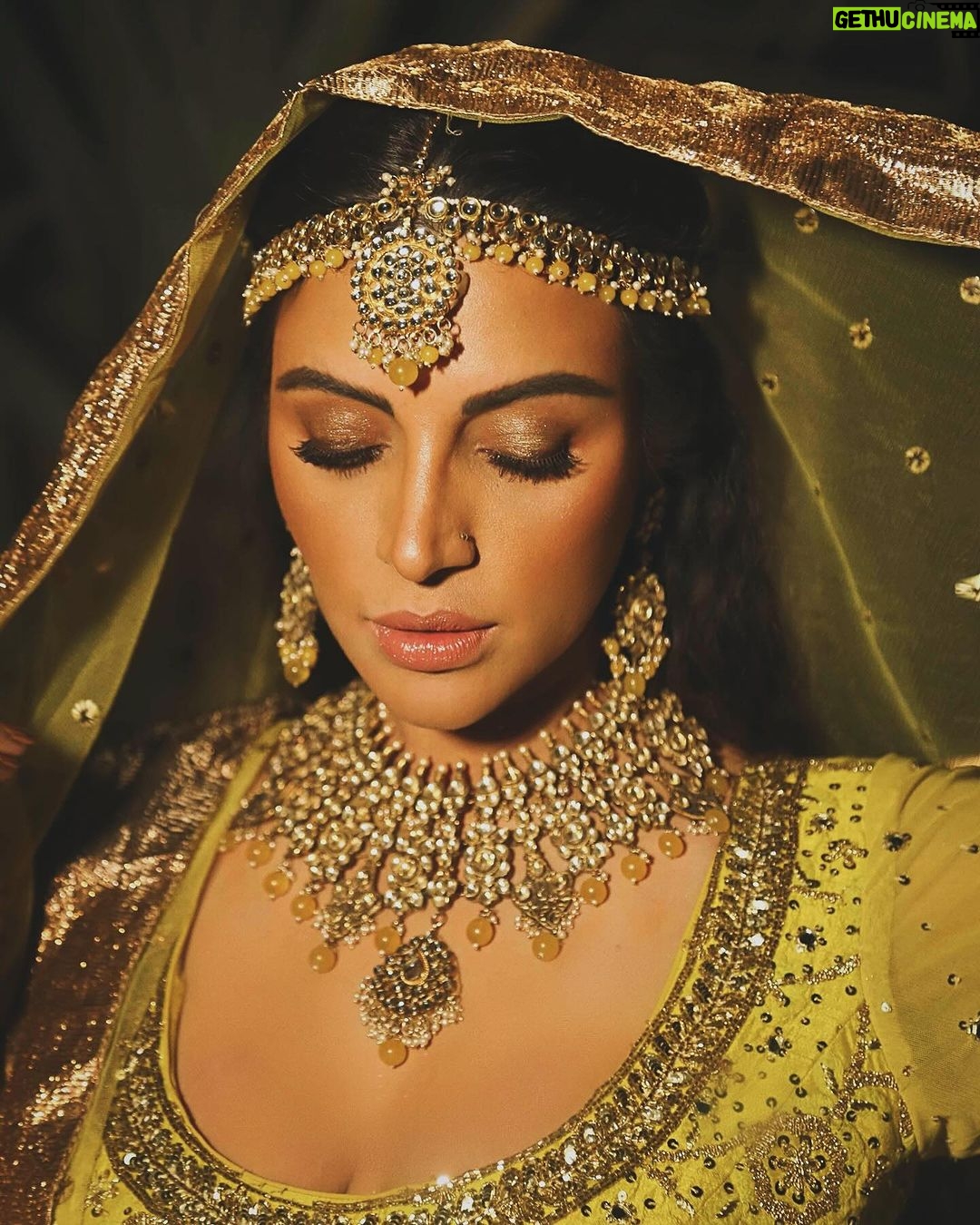 Shama Sikander Instagram - Morni Bagan ma bole aadhi Raat ma….☺️ . Photographer- @abhicolorsmanyu . . #bollywood #traditional #shamasikander Mumbai, Maharashtra
