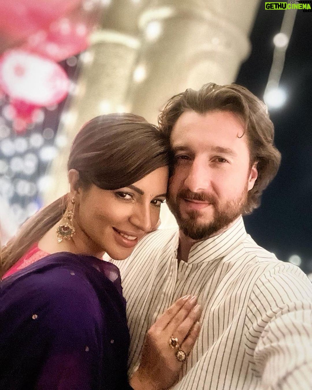 Shama Sikander Instagram - COLORS OF FESTIVITIES 🥳 ✨🌟💫 . . . #festivecolours #family #shamasikander Mumbai, Maharashtra