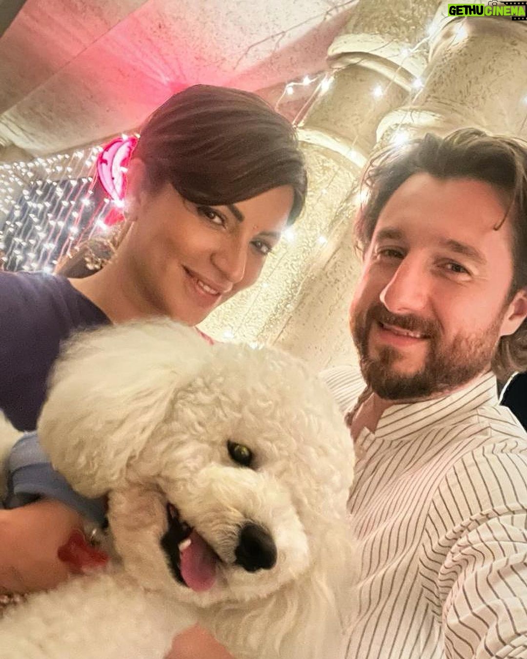 Shama Sikander Instagram - COLORS OF FESTIVITIES 🥳 ✨🌟💫 . . . #festivecolours #family #shamasikander Mumbai, Maharashtra