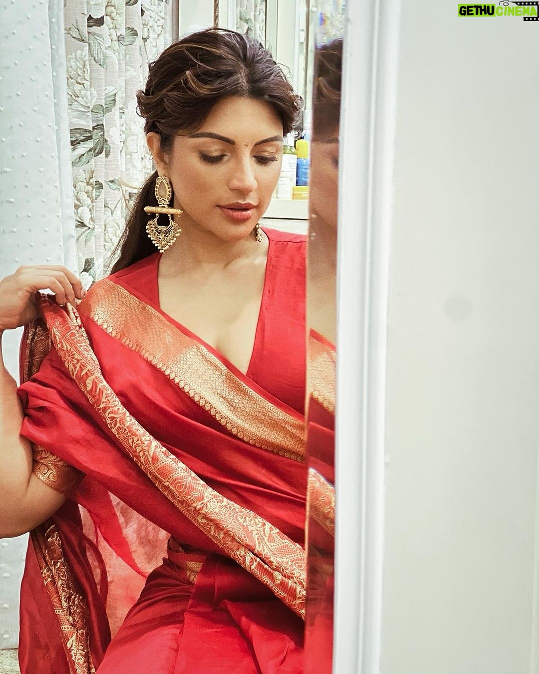 Shama Sikander Instagram - 1/2/3 which one is ur favorite write in comments below! 🧡🧡🧡 . . . #festivevibes #sarees #shamasikander Mumbai, Maharashtra