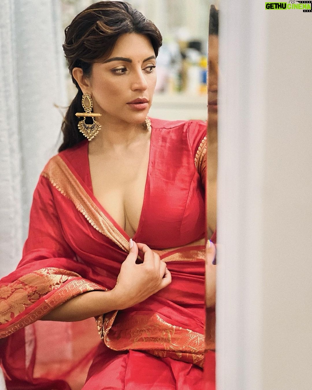 Shama Sikander Instagram - 1/2/3 which one is ur favorite write in comments below! 🧡🧡🧡 . . . #festivevibes #sarees #shamasikander Mumbai, Maharashtra