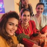 Shama Sikander Instagram - Diwali Doston wali….🪔😇♥️ . . . #diwali #friendsforever #shamasikander Mumbai, Maharashtra