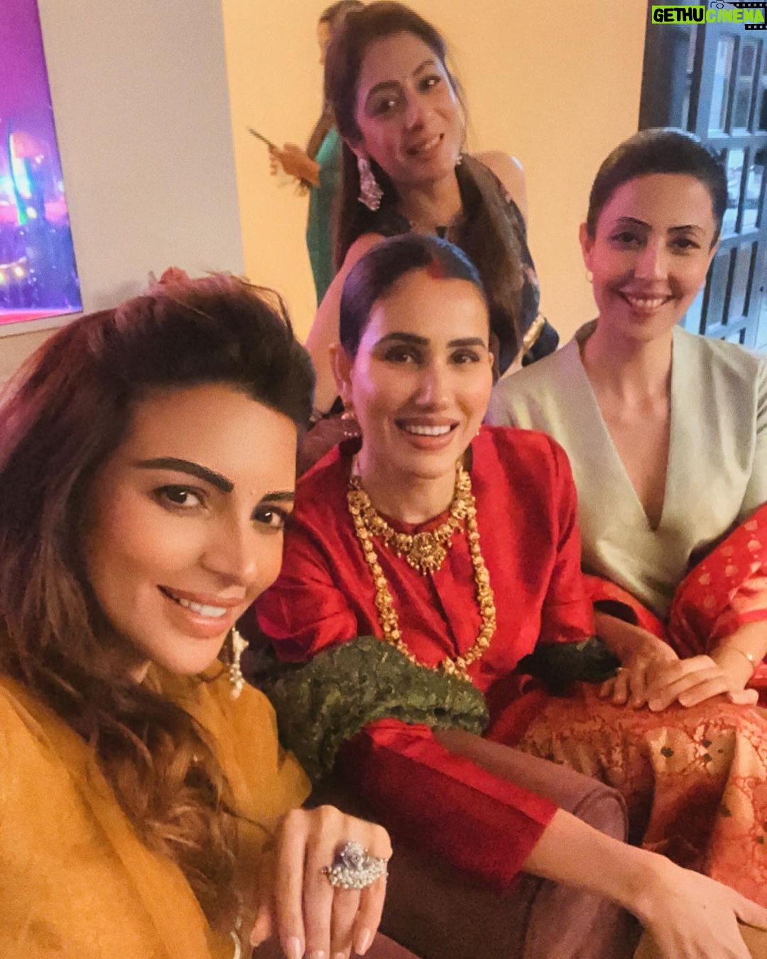 Shama Sikander Instagram - Diwali Doston wali….🪔😇♥️ . . . #diwali #friendsforever #shamasikander Mumbai, Maharashtra