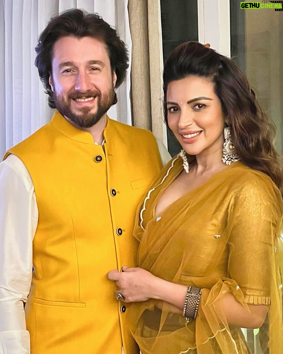 Shama Sikander Instagram - Diwali Doston wali….🪔😇♥️ . . . #diwali #friendsforever #shamasikander Mumbai, Maharashtra