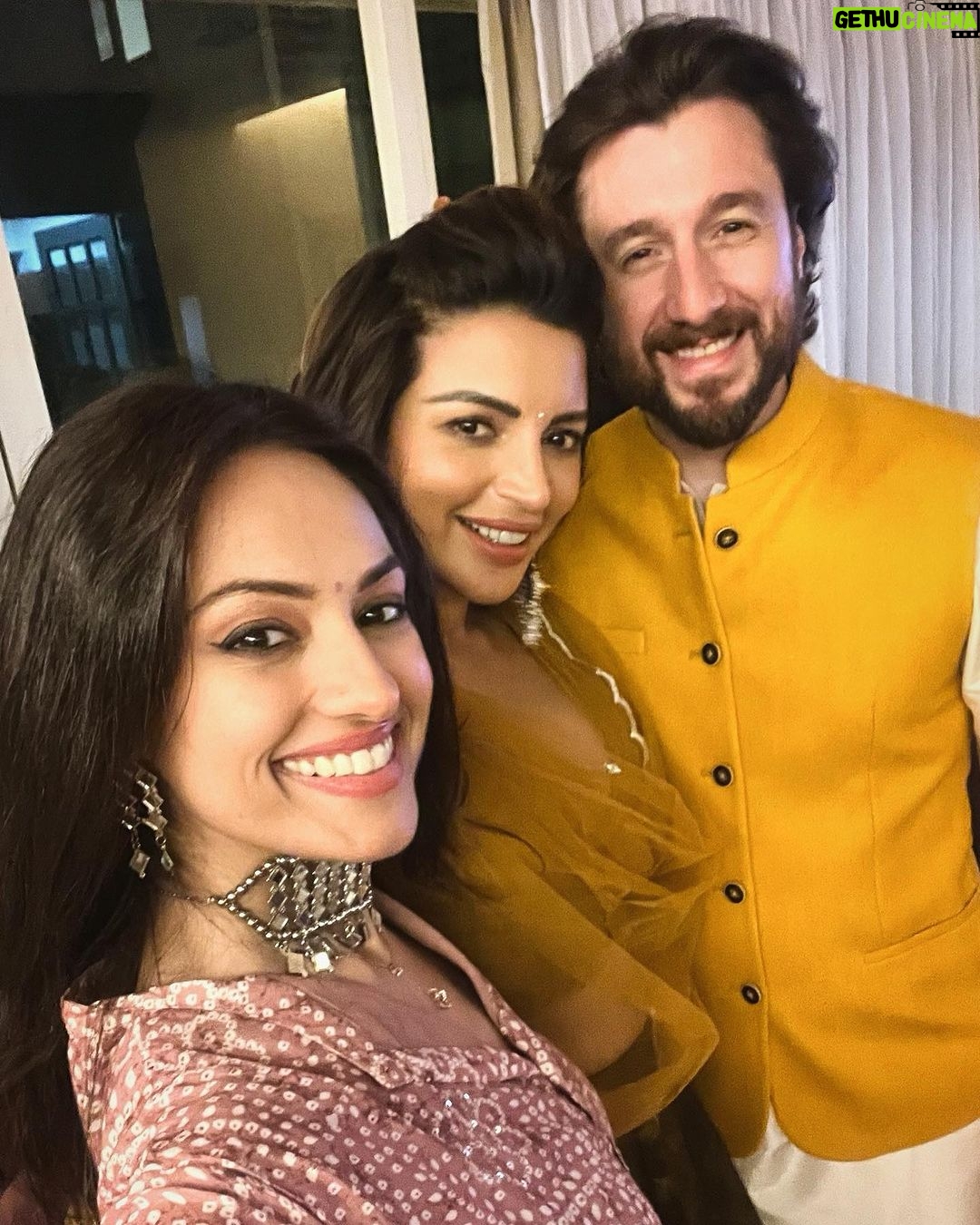 Shama Sikander Instagram - Diwali Doston wali….🪔😇♥️ . . . #diwali #friendsforever #shamasikander Mumbai, Maharashtra