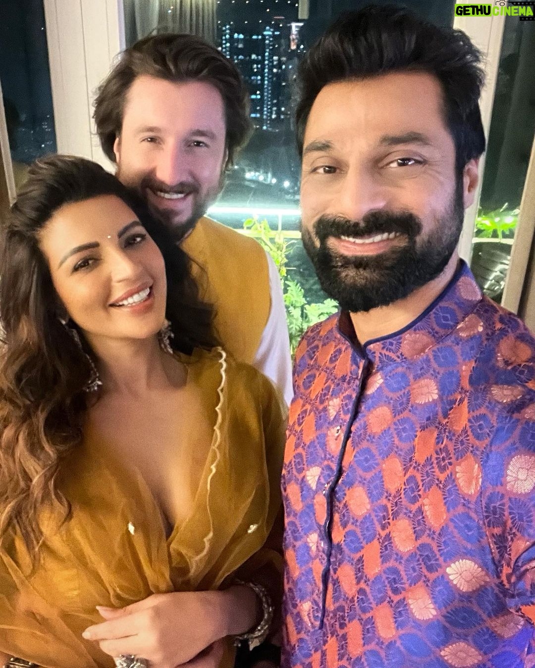 Shama Sikander Instagram - Diwali Doston wali….🪔😇♥️ . . . #diwali #friendsforever #shamasikander Mumbai, Maharashtra