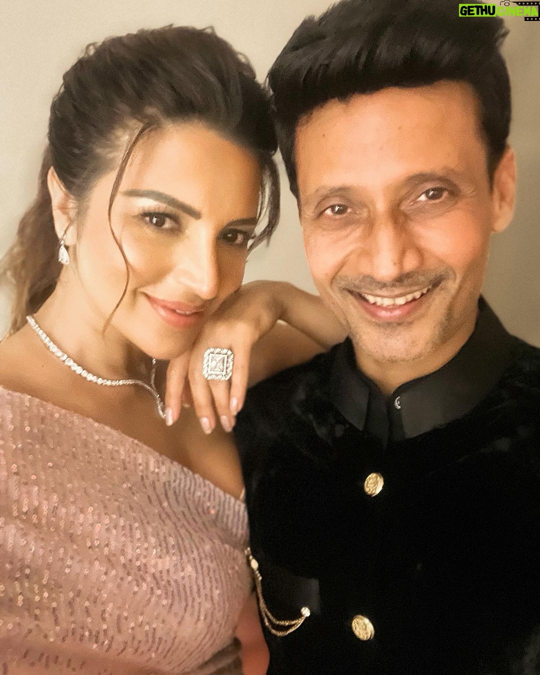 Shama Sikander Instagram - Let’s light up the sky and our hearts this Diwali! ✨ Wishing you a sparkling and Happy Diwali! . . Make up & Hair - @makeupbykomalhiire Photographer - @arindamsikdar Managed by - @alishataimoor_ . . . #diwali #spreadlove #shamasikander Mumbai, Maharashtra