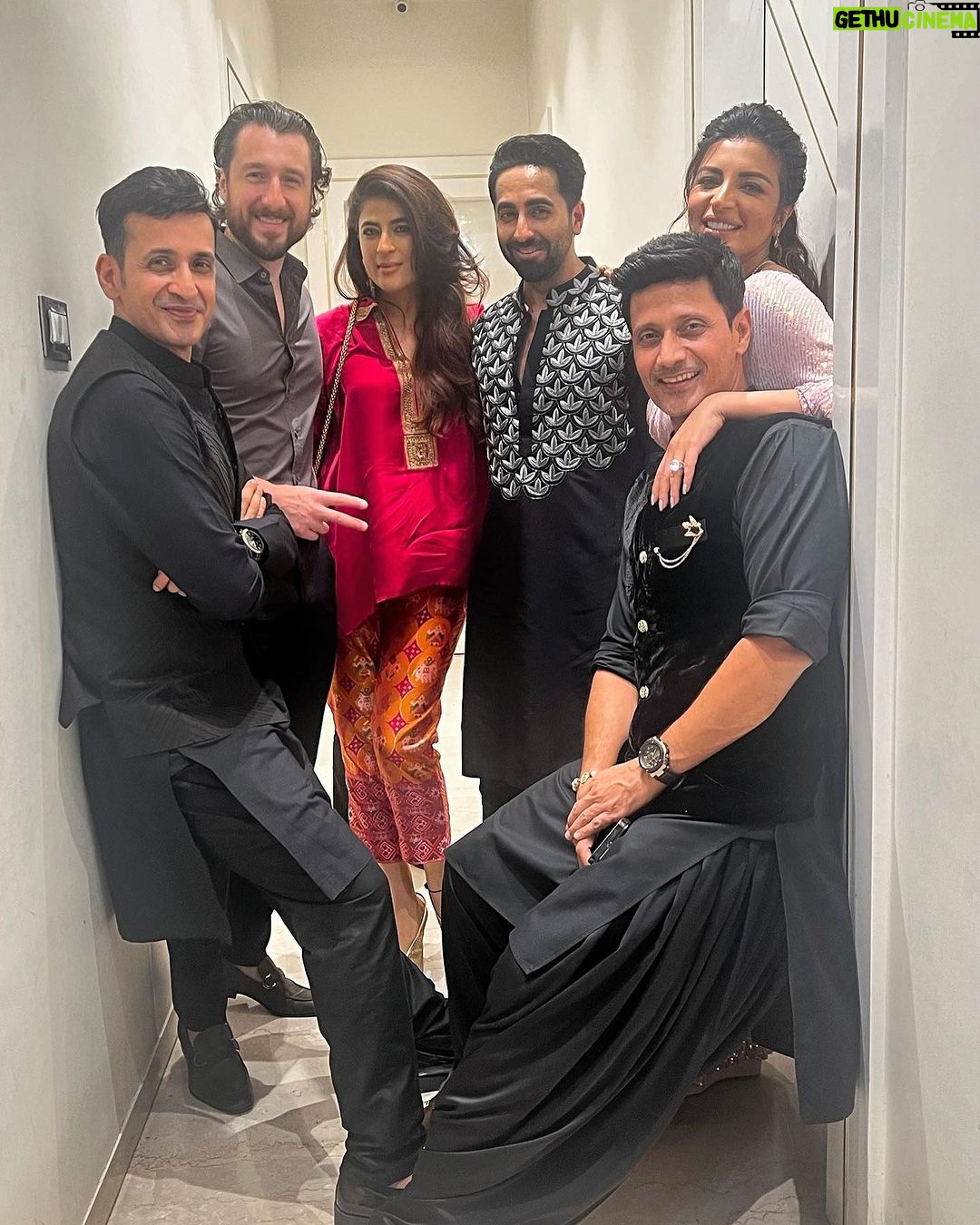 Shama Sikander Instagram - Let’s light up the sky and our hearts this Diwali! ✨ Wishing you a sparkling and Happy Diwali! . . Make up & Hair - @makeupbykomalhiire Photographer - @arindamsikdar Managed by - @alishataimoor_ . . . #diwali #spreadlove #shamasikander Mumbai, Maharashtra