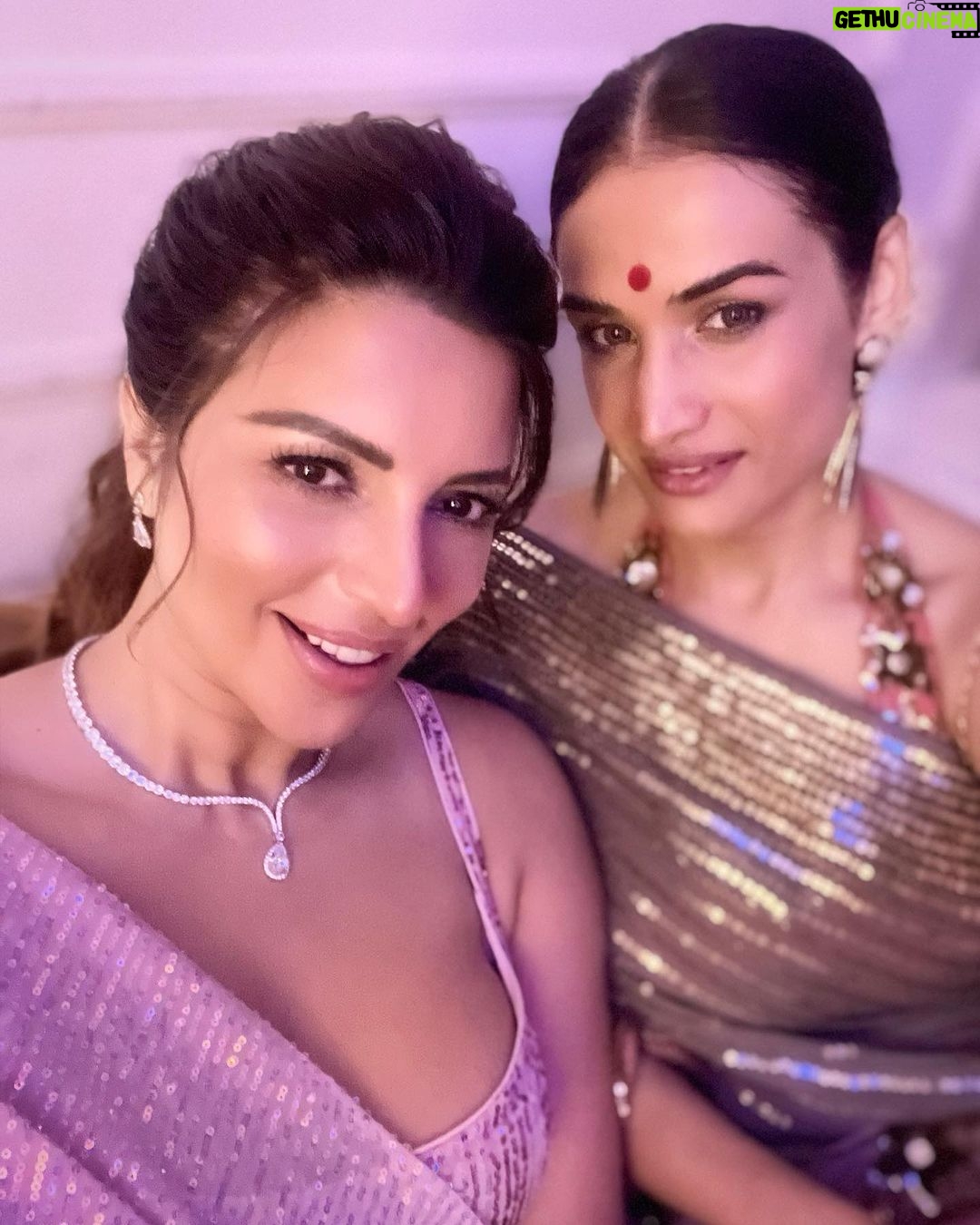 Shama Sikander Instagram - Let’s light up the sky and our hearts this Diwali! ✨ Wishing you a sparkling and Happy Diwali! . . Make up & Hair - @makeupbykomalhiire Photographer - @arindamsikdar Managed by - @alishataimoor_ . . . #diwali #spreadlove #shamasikander Mumbai, Maharashtra