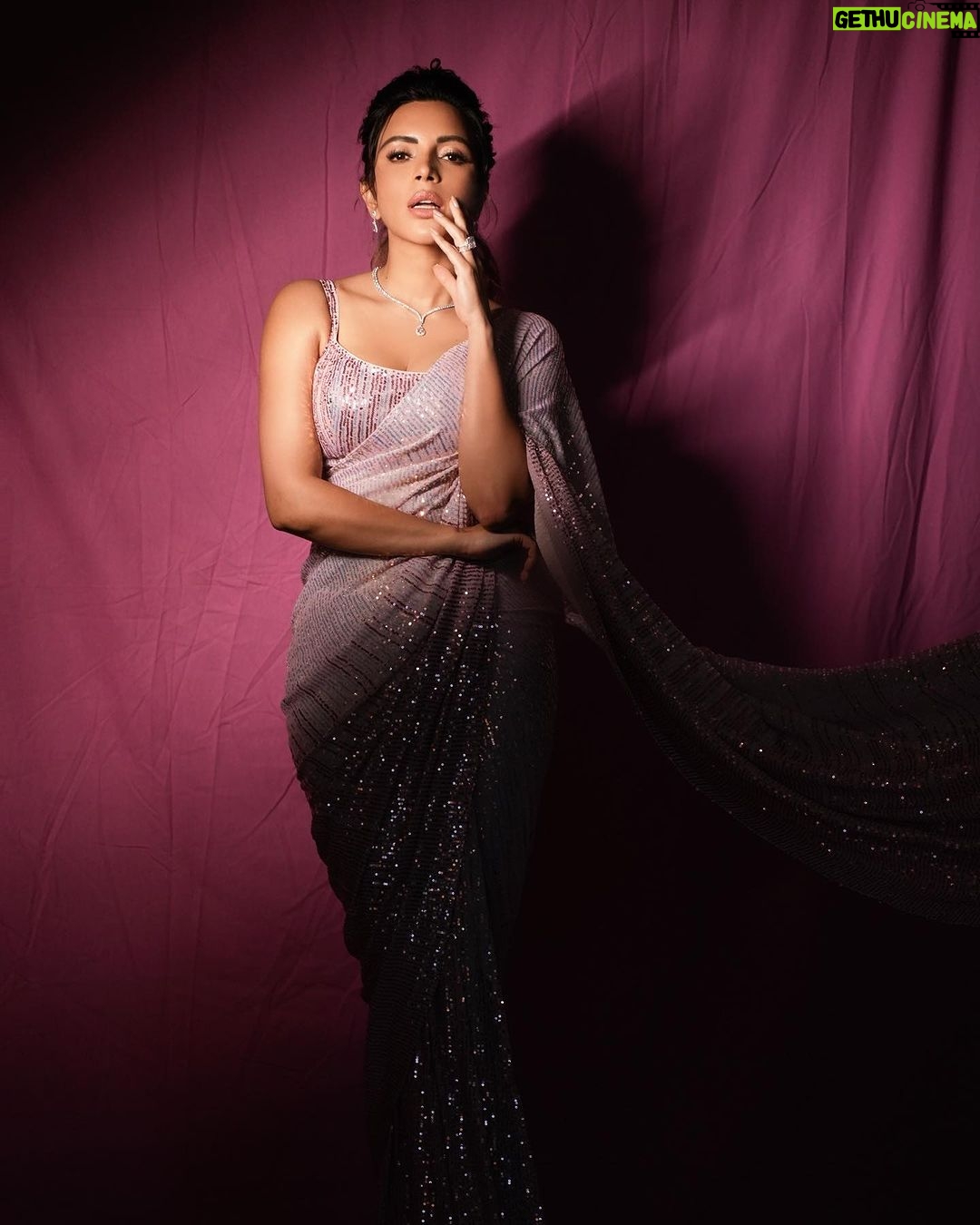Shama Sikander Instagram - Embracing the festive glow in every drape, because elegance is my favorite accessory. Wishing you all a Diwali filled with lights, laughter, and the timeless beauty of tradition. . Make up & Hair - @makeupbykomalhiire Photographer - @arindamsikdar Managed by - @alishataimoor_ . . . #diwalivibes #festivewear #shamasikander