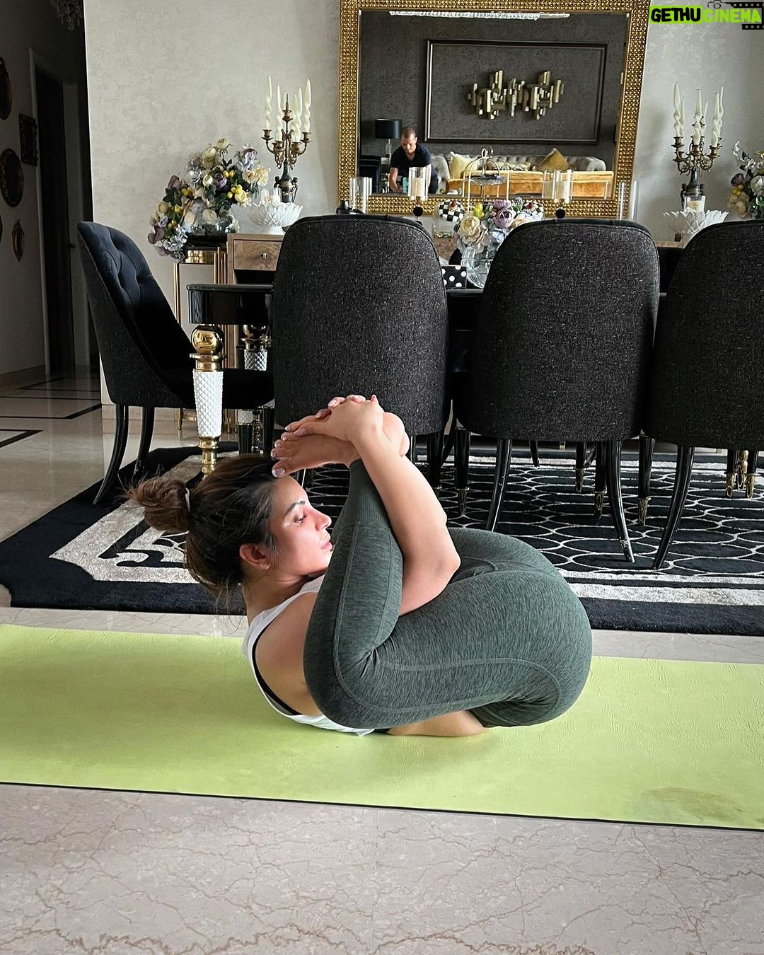 Shama Sikander Instagram - Flexing into the weekend with some Sunday flow. . . . #yoga #sundayvibes #shamasikander Mumbai, Maharashtra