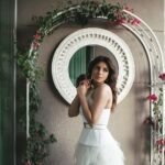Shama Sikander Instagram - Sleek and sophisticated or bold and beautiful? Let’s hear your take on this look! . Make up - @falgunikapasi_mua . . #bold #beautiful #shamasikander Mumbai, Maharashtra