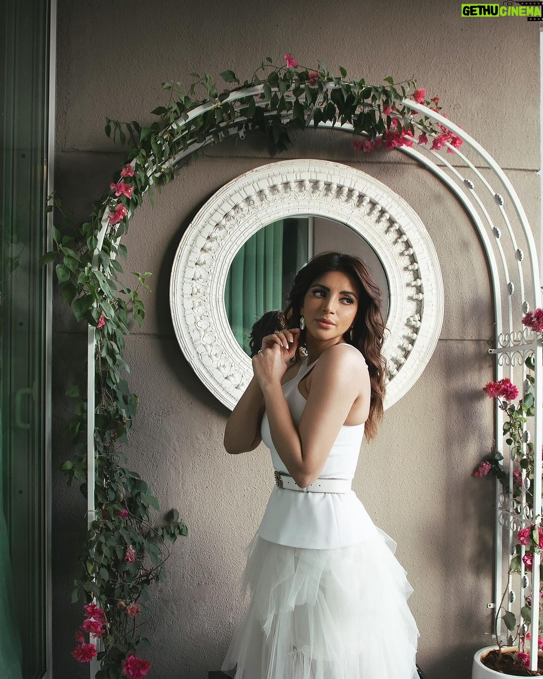 Shama Sikander Instagram - Sleek and sophisticated or bold and beautiful? Let’s hear your take on this look! . Make up - @falgunikapasi_mua . . #bold #beautiful #shamasikander Mumbai, Maharashtra