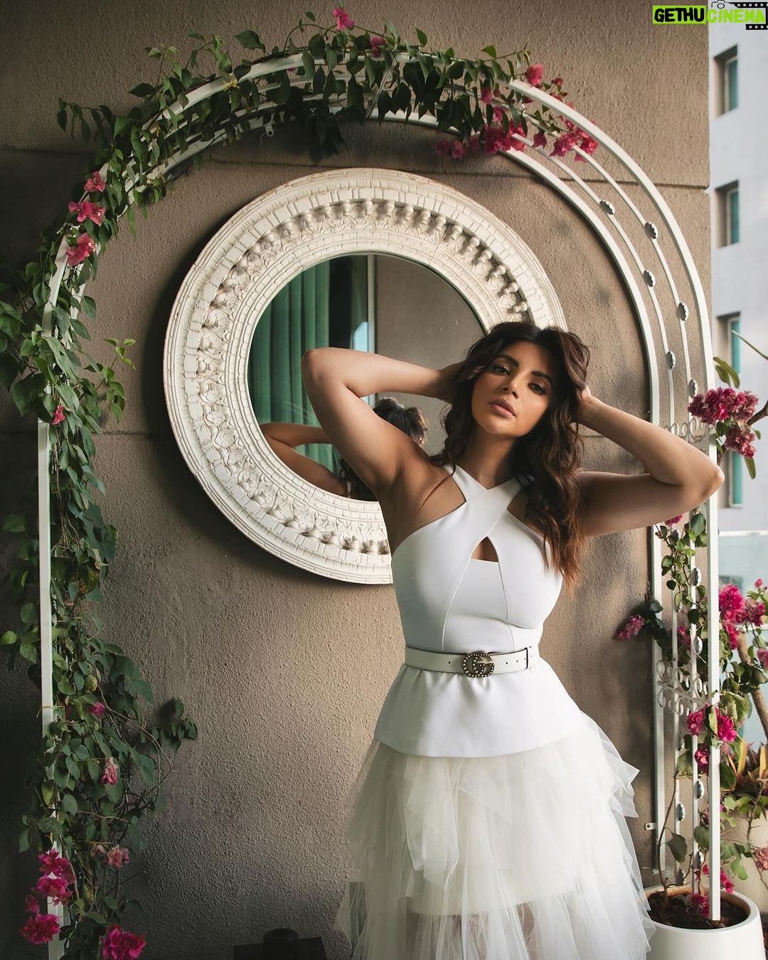 Shama Sikander Instagram - Sleek and sophisticated or bold and beautiful? Let’s hear your take on this look! . Make up - @falgunikapasi_mua . . #bold #beautiful #shamasikander Mumbai, Maharashtra