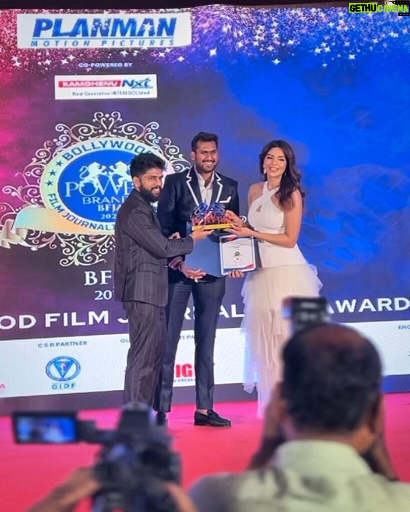 Shama Sikander Instagram - Happy Weekend Vibes got more Vibrant as i received the award last night , for positive social media impact, i am truly humbled and thankful to the Jury for recognizing my humble efforts towards my service and choosing me for this honor alongside many other eminent Personalities. Thank you from the bottom of my heart to the entire Bollywood Film Journalists fraternity and a very special thanks to the Special man @dr.arindamchaudhuri who fights against all odds in keeping it The Most Authentic, Real awards of Bollywood. Hence this one us truly special for me 😇🙏🏻 and what else do you want when your loved ones also gets awarded at the same event?! 😃Double happiness @niveditasaboocouture soooo proud of you my love. You are indeed a one woman army,my boss lady. but at the same time the most amazing, loving, supportive and kind person i have ever met. I am so proud to be your friend, I love you and i am superrr proud of you 🤗😇♥ . Make up - @falgunikapasi_mua . . #PositiveImpact #AwardWinning #shamasikander Mumbai, Maharashtra