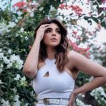Shama Sikander Instagram - Sleek and sophisticated or bold and beautiful? Let’s hear your take on this look! . Make up - @falgunikapasi_mua . . #bold #beautiful #shamasikander Mumbai, Maharashtra