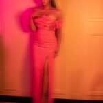 Shama Sikander Instagram - Blurred lines, bold vibes 🩷 . Make up - @ansarireshma_makeup Hair - @brides_of_hetal_soni . . #vibesinfocus #BlurredBoldness #shamasikander Mumbai, Maharashtra