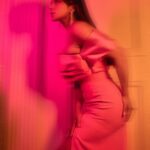 Shama Sikander Instagram - Blurred lines, bold vibes 🩷 . Make up - @ansarireshma_makeup Hair - @brides_of_hetal_soni . . #vibesinfocus #BlurredBoldness #shamasikander Mumbai, Maharashtra
