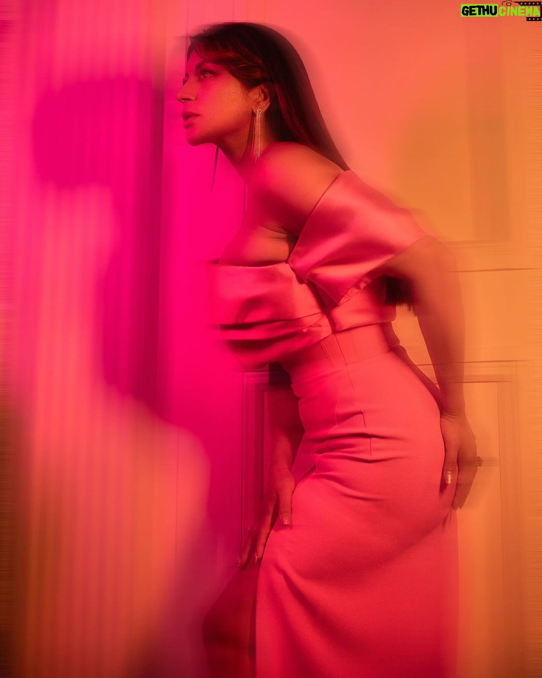 Shama Sikander Instagram - Blurred lines, bold vibes 🩷 . Make up - @ansarireshma_makeup Hair - @brides_of_hetal_soni . . #vibesinfocus #BlurredBoldness #shamasikander Mumbai, Maharashtra