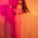 Shama Sikander Instagram - Blurred lines, bold vibes 🩷 . Make up - @ansarireshma_makeup Hair - @brides_of_hetal_soni . . #vibesinfocus #BlurredBoldness #shamasikander Mumbai, Maharashtra