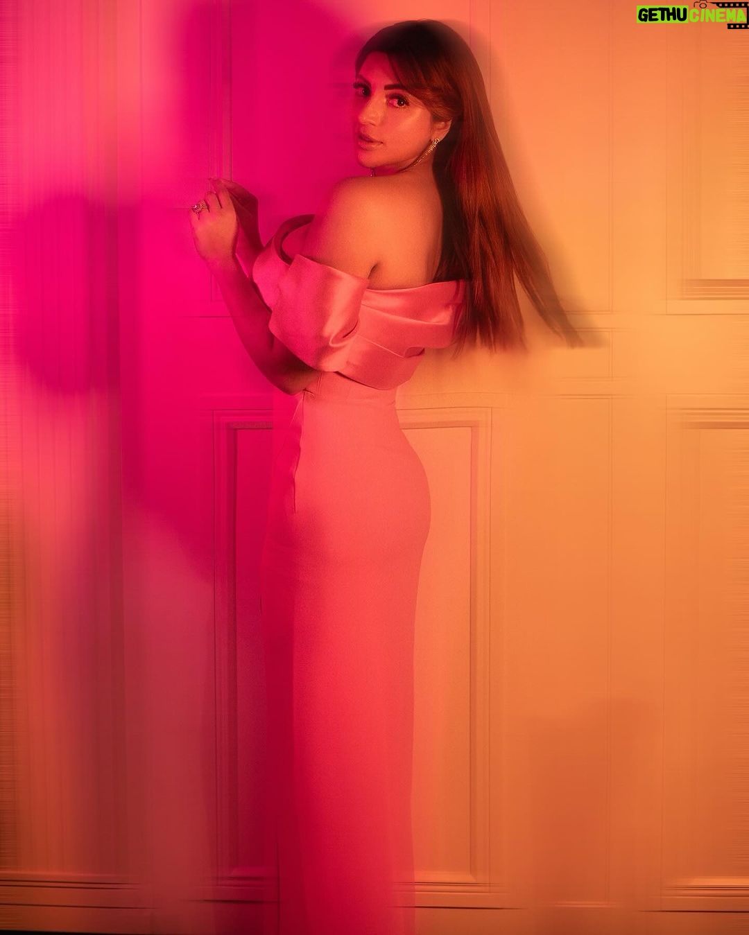 Shama Sikander Instagram - Blurred lines, bold vibes 🩷 . Make up - @ansarireshma_makeup Hair - @brides_of_hetal_soni . . #vibesinfocus #BlurredBoldness #shamasikander Mumbai, Maharashtra