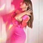 Shama Sikander Instagram - Blurred lines, bold vibes 🩷 . Make up - @ansarireshma_makeup Hair - @brides_of_hetal_soni . . #vibesinfocus #BlurredBoldness #shamasikander Mumbai, Maharashtra