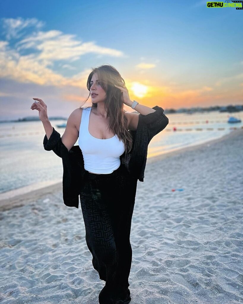 Shama Sikander Instagram - Sunday to unwind, recharge, observe, enjoy and savor the simple pleasures of life. . . . #sundayvibes #beachlife #shamasikander Dubai, United Arab Emirates