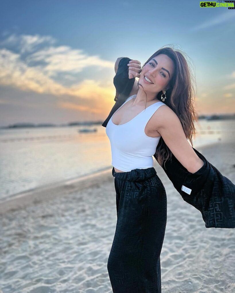 Shama Sikander Instagram - Sunday to unwind, recharge, observe, enjoy and savor the simple pleasures of life. . . . #sundayvibes #beachlife #shamasikander Dubai, United Arab Emirates