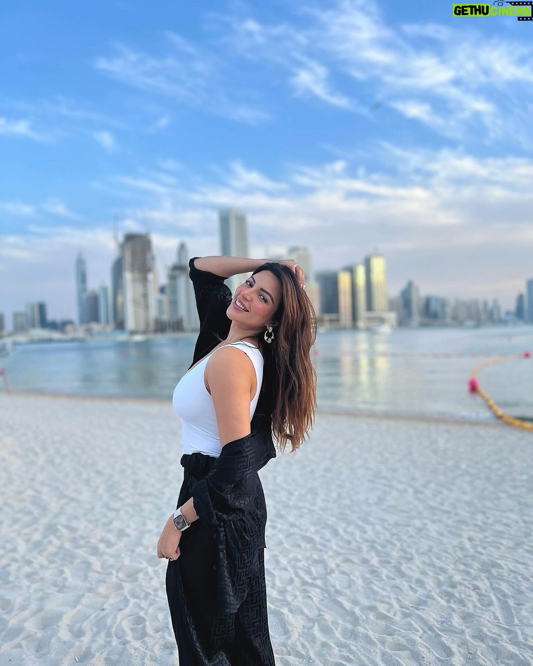 Shama Sikander Instagram - Sunday to unwind, recharge, observe, enjoy and savor the simple pleasures of life. . . . #sundayvibes #beachlife #shamasikander Dubai, United Arab Emirates