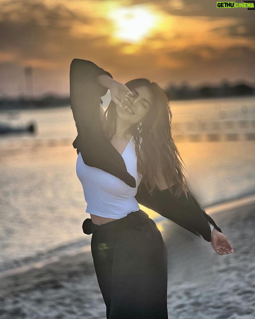Shama Sikander Instagram - Sunday to unwind, recharge, observe, enjoy and savor the simple pleasures of life. . . . #sundayvibes #beachlife #shamasikander Dubai, United Arab Emirates