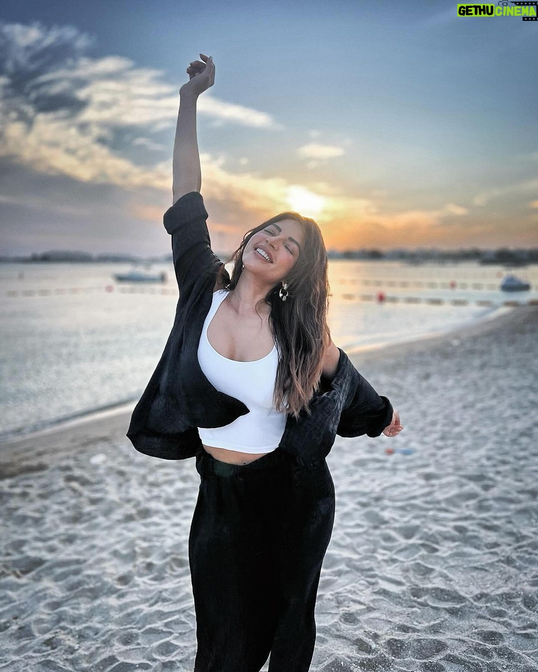 Shama Sikander Instagram - Sunday to unwind, recharge, observe, enjoy and savor the simple pleasures of life. . . . #sundayvibes #beachlife #shamasikander Dubai, United Arab Emirates
