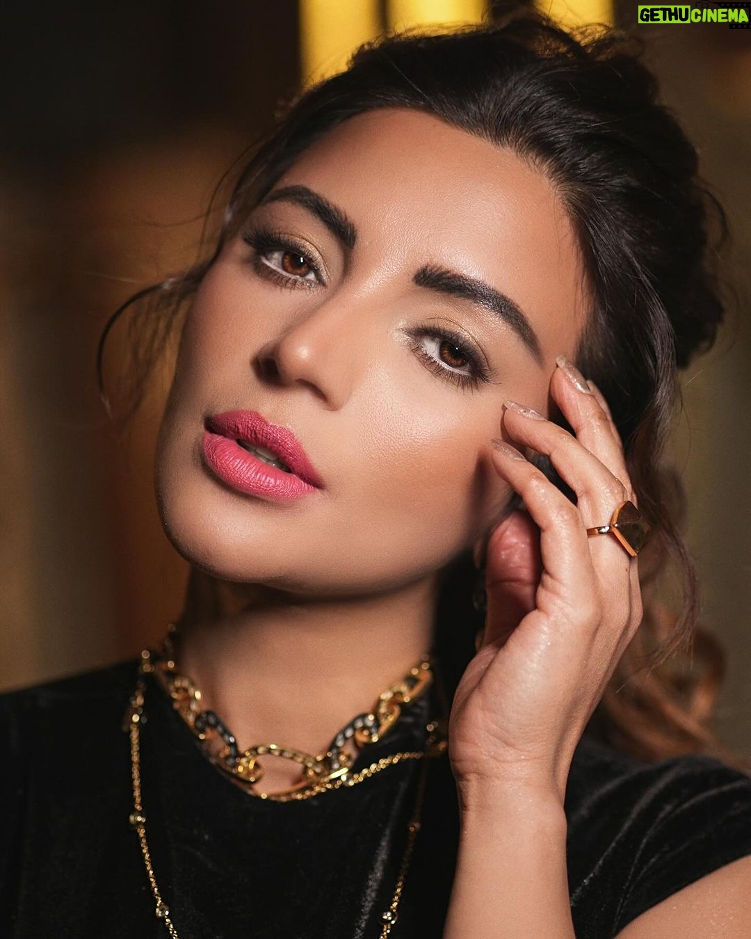 Shama Sikander Instagram - In her eyes, a story unfolds 🦋 . . . #beautifuleyes #stylish #shamasikander Mumbai, Maharashtra