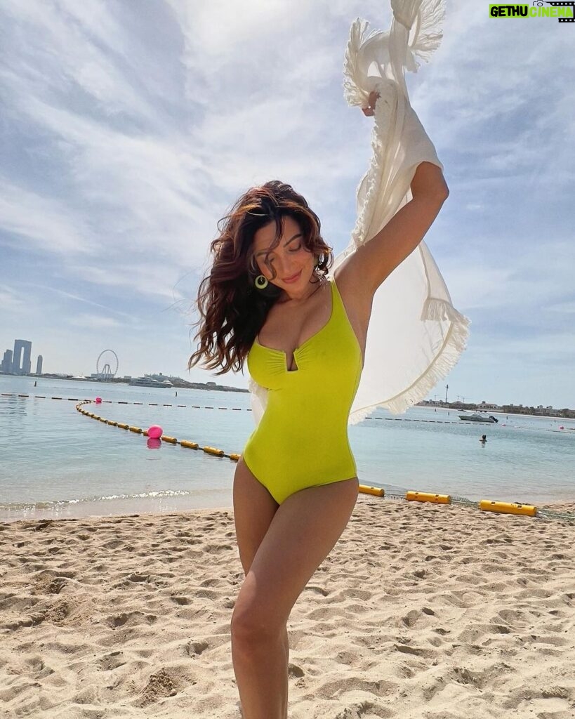 Shama Sikander Instagram - Fluorescent is a vibe 💚 . . . #beachvibes #sandytoes #shamasikander Dubai, United Arab Emirates