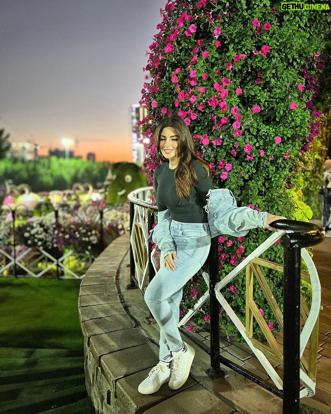 Shama Sikander Instagram - Enjoying the stunning blooms at Miracle Garden,Dubai 🌸 . . . #miracalegarden #dubai🇦🇪 #shamasikander Miracle Garden, Dubai UAE