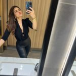 Shama Sikander Instagram - Yesss Black is my favorite color! 🖤🖤🖤🖤🖤🖤🖤 . . . #black #stayhappy #shamasikander Dubai, United Arab Emirates