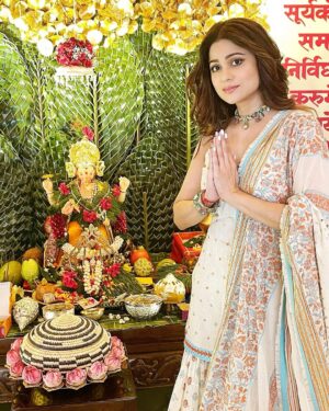 Shamita Shetty Instagram - Happy Ganesh Chaturthi everyone ❤️🦋 may lord Ganesha remove all ur obstacles n bless you with peace , prosperity, happiness and all that ur heart desires ❤️🙏🏻🌸 

Outfit : @sukritiandaakritiofficial 
@dipublicrelations 
Styled by @styledbychandani 
Assisted by @khushaliichauhan 
Jewellery @karnikajewelshyd @ascend.rohank 

#ganeshchaturthi #blessings #love #gratitude