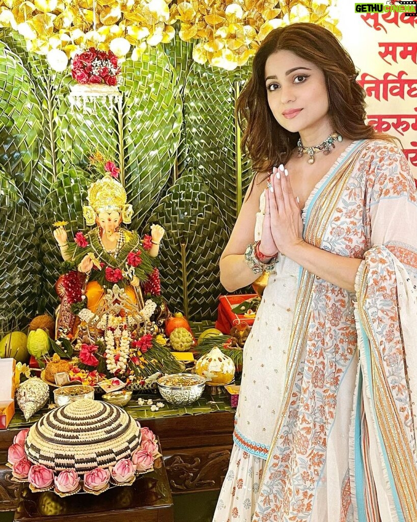 Shamita Shetty Instagram - Happy Ganesh Chaturthi everyone ❤️🦋 may lord Ganesha remove all ur obstacles n bless you with peace , prosperity, happiness and all that ur heart desires ❤️🙏🏻🌸 Outfit : @sukritiandaakritiofficial @dipublicrelations Styled by @styledbychandani Assisted by @khushaliichauhan Jewellery @karnikajewelshyd @ascend.rohank #ganeshchaturthi #blessings #love #gratitude