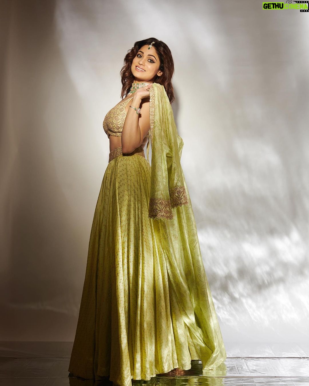 Shamita Shetty Instagram - Happy Diwali everyone 🪔❤️ may goddess laxmi bless your life with abundance of peace , love , prosperity and happiness ❤️ Outfit : @punitbalanaofficial Jewellery : @anmoljewellers Stylist : @styledbychandani Hair : @kantamotwani @kromakaysalon 📸 : @visualaffairs_va #ootn #diwali #nights #love #peace #joy