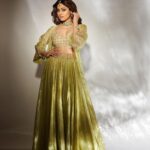 Shamita Shetty Instagram - Happy Diwali everyone 🪔❤️ may goddess laxmi bless your life with abundance of peace , love , prosperity and happiness ❤️ Outfit : @punitbalanaofficial Jewellery : @anmoljewellers Stylist : @styledbychandani Hair : @kantamotwani @kromakaysalon 📸 : @visualaffairs_va #ootn #diwali #nights #love #peace #joy