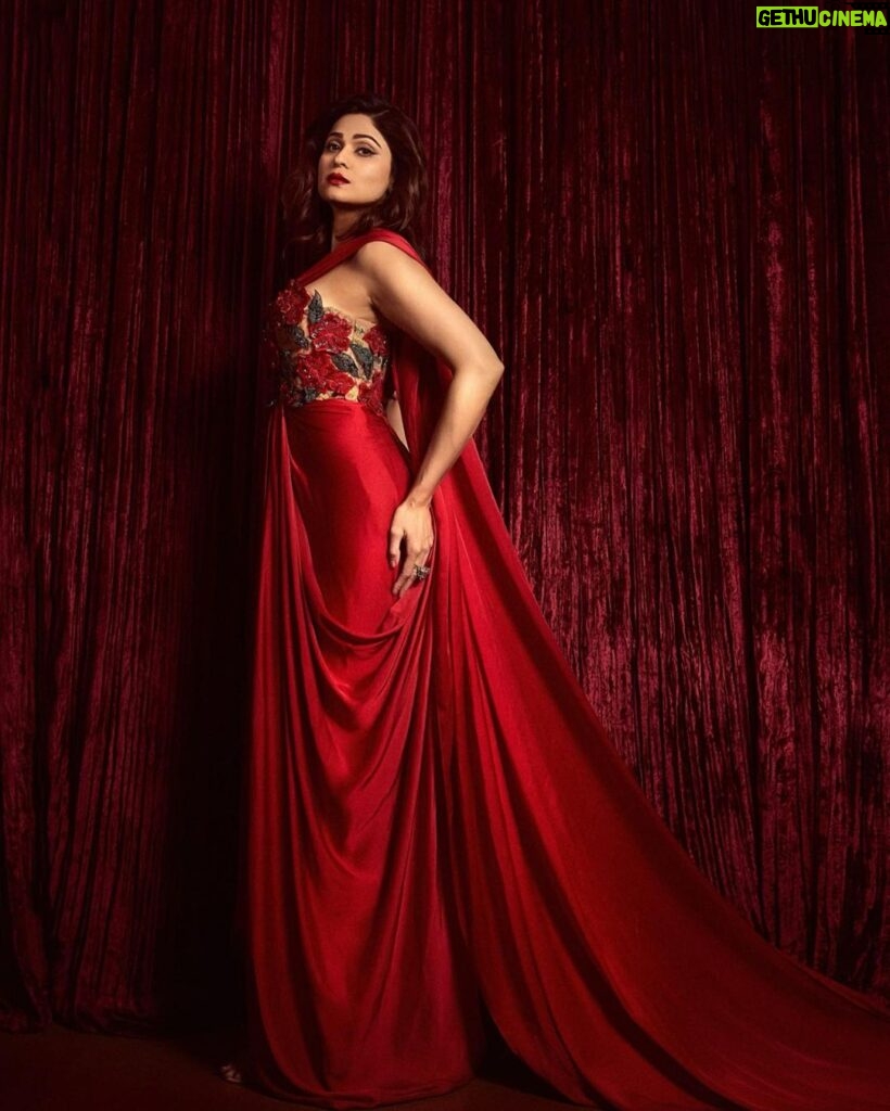 Shamita Shetty Instagram - Feeling Fiery in Red 😈❤ Outfit - @archanaraolabel Jewellery - @razwada.jewels Styled by - @styledbychandani Style team - @astha_kothari Photographer - @gohil_jeet Hair : @kantamotwani @kromakaysalon 🌸