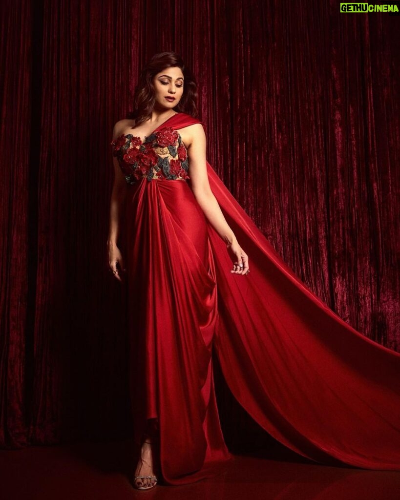 Shamita Shetty Instagram - Feeling Fiery in Red 😈❤ Outfit - @archanaraolabel Jewellery - @razwada.jewels Styled by - @styledbychandani Style team - @astha_kothari Photographer - @gohil_jeet Hair : @kantamotwani @kromakaysalon 🌸