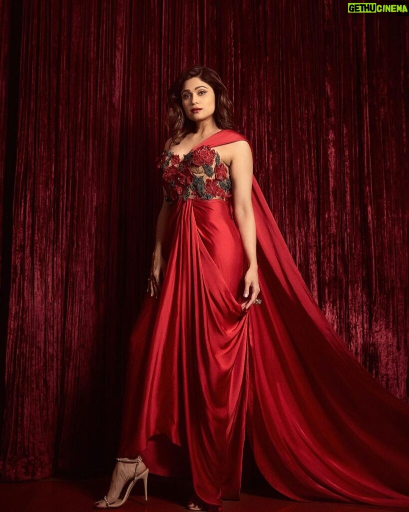 Shamita Shetty Instagram - Feeling Fiery in Red 😈❤️ Outfit - @archanaraolabel Jewellery - @razwada.jewels Styled by - @styledbychandani Style team - @astha_kothari Photographer - @gohil_jeet Hair : @kantamotwani @kromakaysalon 🌸