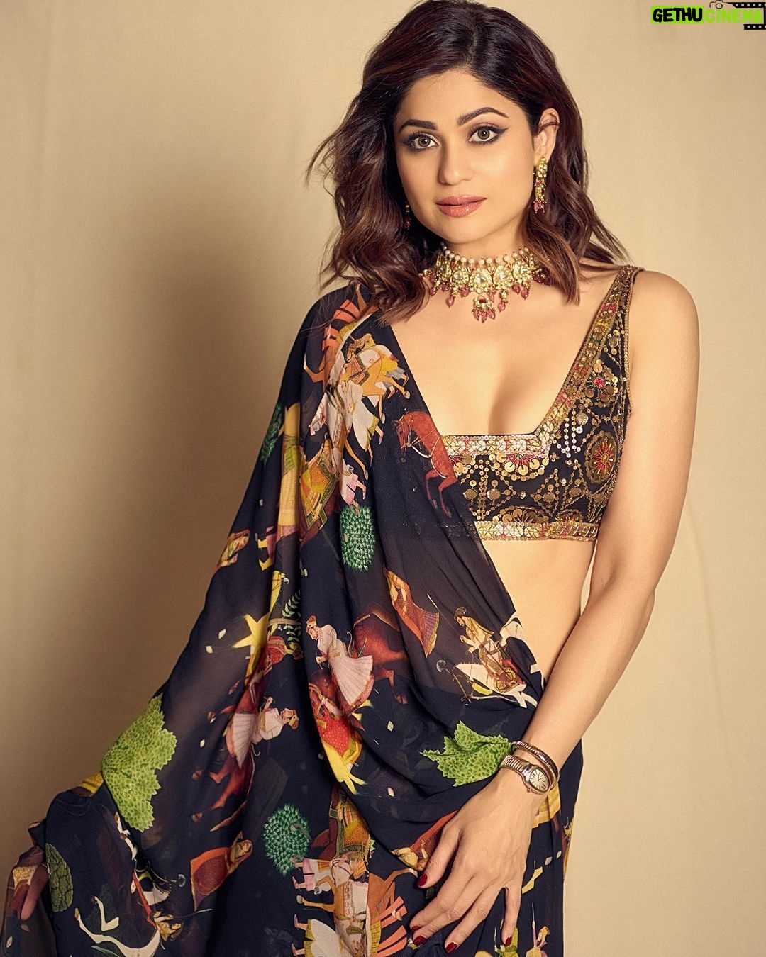 Shamita Shetty Instagram - And the festivities begin ! 🙆♀️❤️ Outfit : @rajattangriofficial ❤️ Jewellery: @golecha_jewels Hair : my lovely @kantamotwani @farzana.kromakay @kromakaysalon 📸 @gohil_jeet #diwali #party #aboutlastnight #glam #ootn #festivities