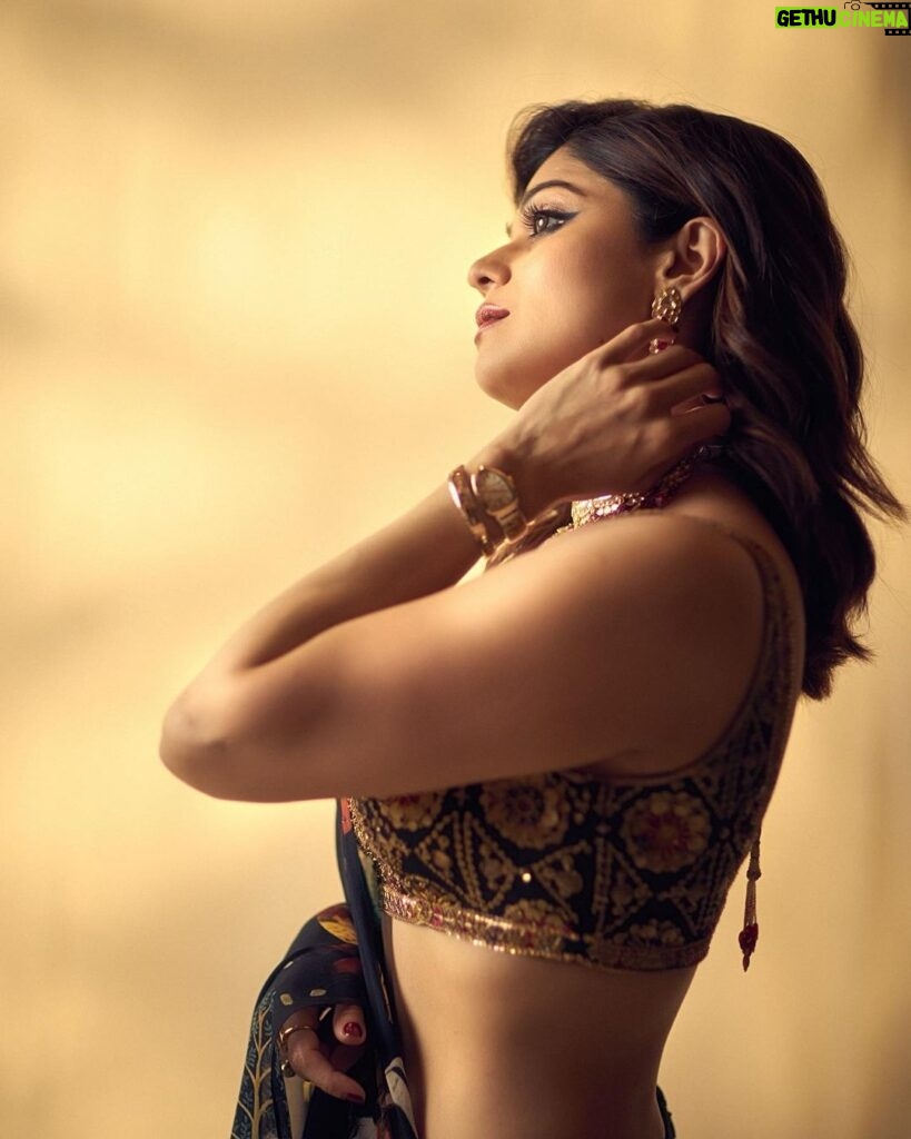 Shamita Shetty Instagram - And the festivities begin ! 🙆‍♀❤ Outfit : @rajattangriofficial ❤ Jewellery: @golecha_jewels Hair : my lovely @kantamotwani @farzana.kromakay @kromakaysalon 📸 @gohil_jeet #diwali #party #aboutlastnight #glam #ootn #festivities