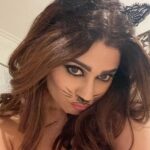 Shamita Shetty Instagram – Meow 🐱 

#halloween #cat #meow #aboutlastnight  #love #gratitude