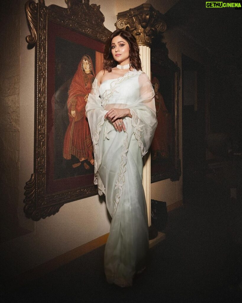 Shamita Shetty Instagram - In a world full of trends, dare to be timeless ❤️ Styled by @styledbystaceycardoz Sari @kapardara_india Jewels @curiocottagejewelry 📸 : @visualaffairs_va Hair: @ashisbogi Make up by moi 🙆‍♀️ #saree #royal #royalvibes #ootn #elegance #lessismore #timeless