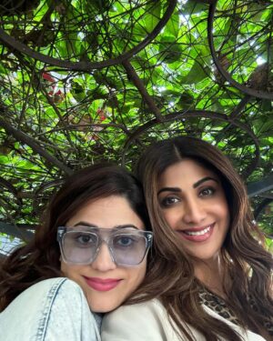 Shamita Shetty Instagram - Mi Familia♥️

@sunandashetty10 

#FamilyTime #love #unconditional #BlessedWithTheBest