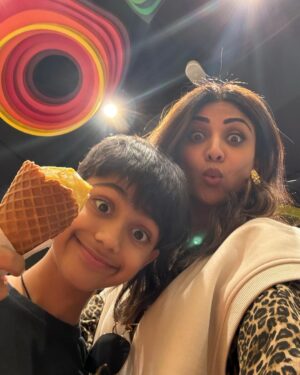 Shamita Shetty Instagram - Mi Familia♥️

@sunandashetty10 

#FamilyTime #love #unconditional #BlessedWithTheBest