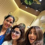 Shamita Shetty Instagram - Mi Familia♥️ @sunandashetty10 #FamilyTime #love #unconditional #BlessedWithTheBest